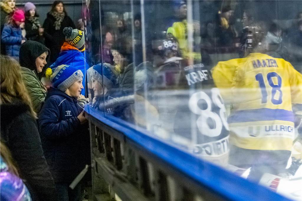 Die Eisadler Dortmund haben vor über 2000 Zuschauern am Freitagabend die Grefrather EG besiegt und starten mit Rückenwind aus 14 Siegen in Serie in die Playoffs.