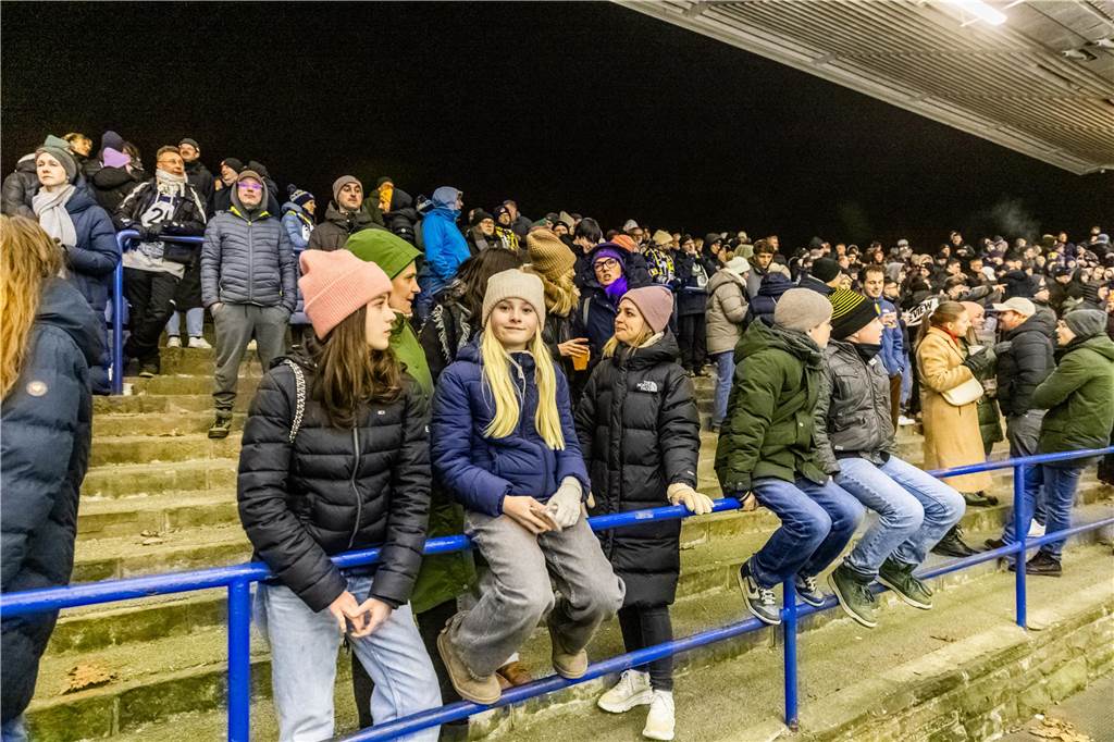 Die Eisadler Dortmund haben vor über 2000 Zuschauern am Freitagabend die Grefrather EG besiegt und starten mit Rückenwind aus 14 Siegen in Serie in die Playoffs.