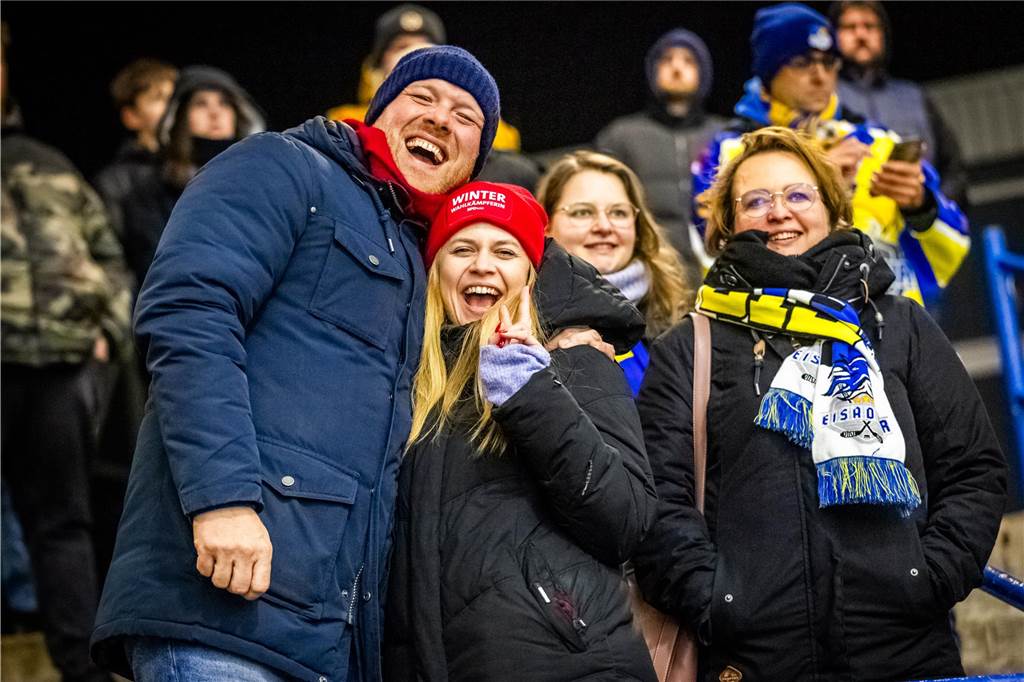 Die Eisadler Dortmund haben vor über 2000 Zuschauern am Freitagabend die Grefrather EG besiegt und starten mit Rückenwind aus 14 Siegen in Serie in die Playoffs.