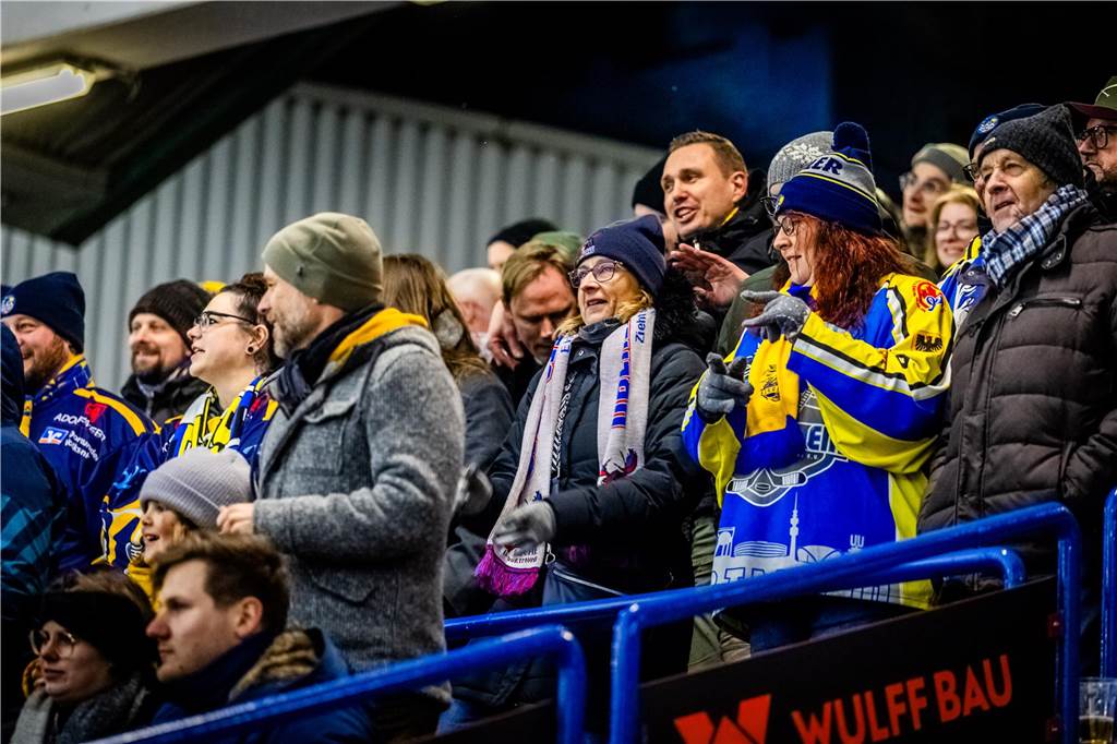 Die Eisadler Dortmund haben vor über 2000 Zuschauern am Freitagabend die Grefrather EG besiegt und starten mit Rückenwind aus 14 Siegen in Serie in die Playoffs.