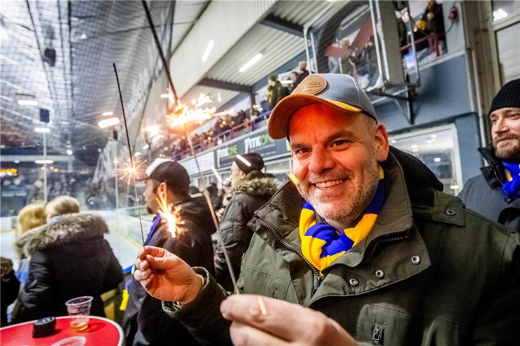 Die Eisadler Dortmund haben vor über 2000 Zuschauern am Freitagabend die Grefrather EG besiegt und starten mit Rückenwind aus 14 Siegen in Serie in die Playoffs.
