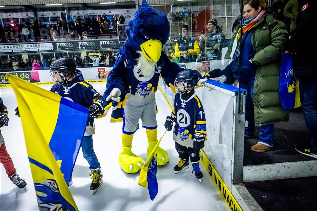 Die Eisadler Dortmund haben vor über 2000 Zuschauern am Freitagabend die Grefrather EG besiegt und starten mit Rückenwind aus 14 Siegen in Serie in die Playoffs.