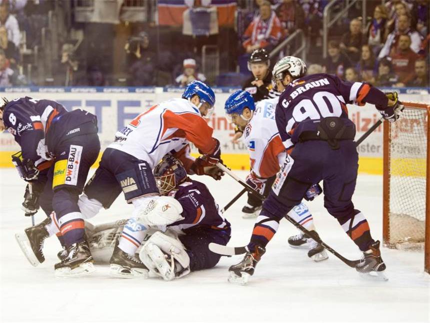 DEL spannend: Drei Viertelfinals über sieben Spiele Die Eisbären Berlin bezwangen die Adler Mannheim mit 4:3 nach Verlängerung. Foto: Soeren Stache
