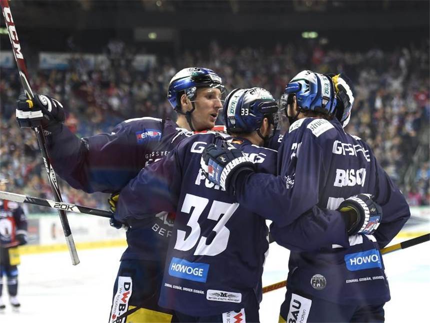 Berliner Eisbären feiern wichtigen Sieg Die Eisbären Berlin feiern einen wichtigen Sieg über Schwenningen. Foto: Britta Pedersen/Archiv