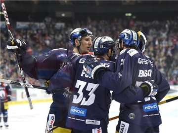 Die Eisbären Berlin feiern einen wichtigen Sieg über Schwenningen. Foto: Britta Pedersen/Archiv