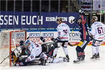 Die Eisbären erzielen in dieser Szene den Führungstreffer zum zwischenzeitlichen 3:2 gegen die Iserlohn Roosters, für die die Saison seit Samstagabend zu Ende ist.