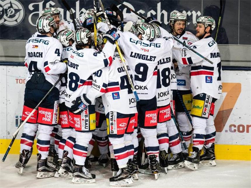 Berlin und Nürnberg gewinnen erste Halbfinalspiele Die Eisbären jubeln über das Siegtor in der Overtime. Foto: Matthias Balk