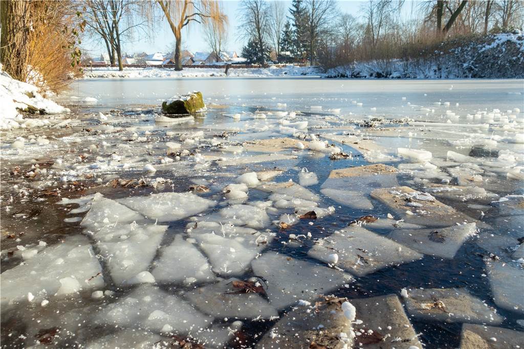 Feuerwehr warnt: Gefrorene Gewässer bergen tödliche Einbruchgefahr Die Eisdecke ist alles andere als dick. Das Betreten birgt ein hohes Risiko.