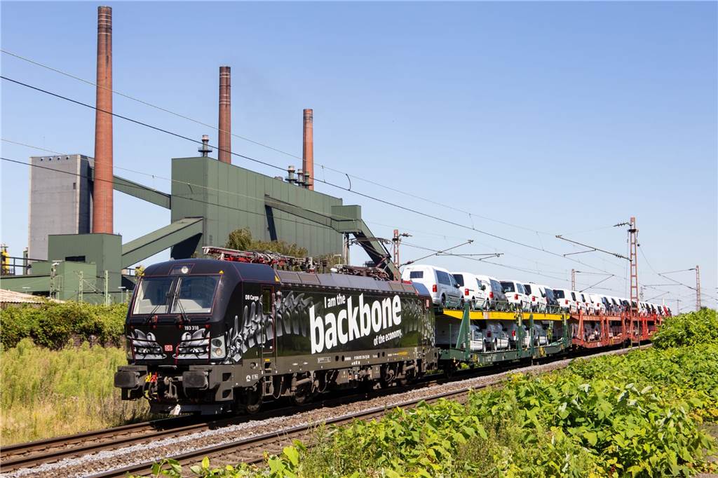 Shawn Glaeser (24) aus Lünen wird Chef im Bahntower in Berlin Die Eisenbahn-Fotografie ist schon seit dem Teenie-Alter Shawns Leidenschaft: Im August 2020 erwischte er eine Lok der Baureihe 193 Vectron.