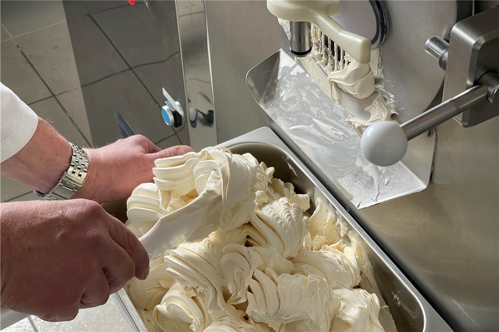 Eiscafé San Remo in Selm öffnet nach fast einem Jahr wieder Die Eismaschine arbeitete am Tag vor der Eröffnung auf Hochtouren.