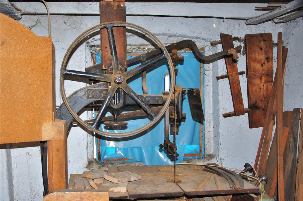Die elektrische Bandsäge in der Stuhlmacher-Werkstatt an der Westmauer stammt aus dem Jahr 1905.