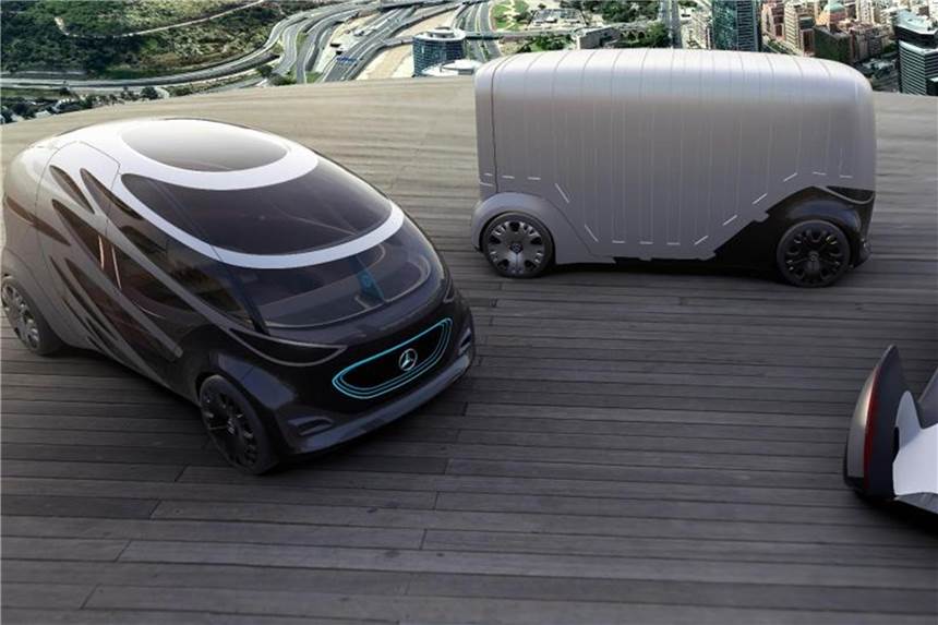 Mercedes zeigt autonomen Van mit Wechselaufbau Die elektrische Designstudie Urbanetic mit unterschiedlichen, schnell wechselbaren Karosserien kann sich vom fensterlosen Lieferwagen (Mitte) in einen Van (links) verwandeln. Foto: Daimler AG/dpa-tmn