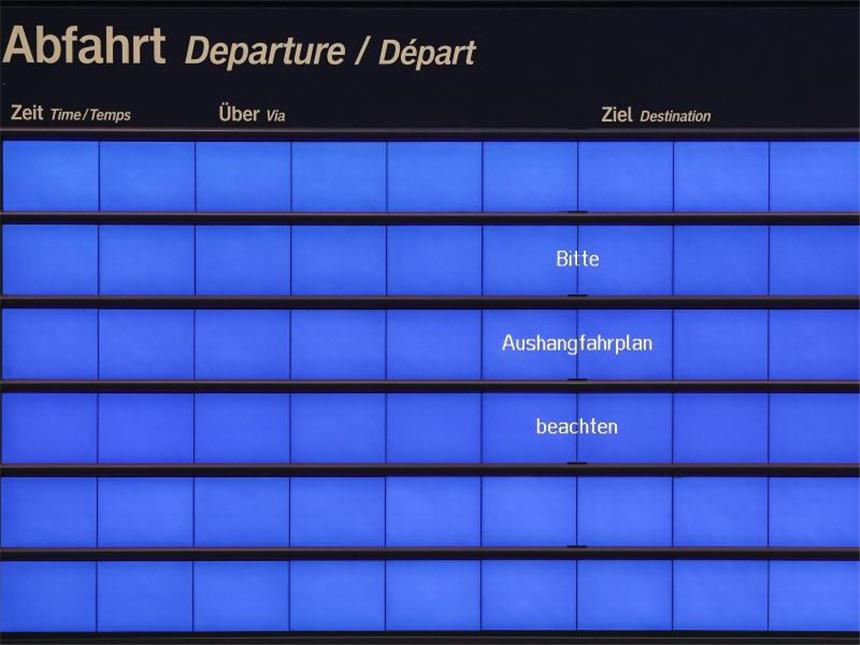 Weltweite Cyber-Attacke trifft Zehntausende Computer Die elektronische Anzeigentafel im Hauptbahnhof Leipzig zeigt nur den Schriftzug "Bitte Aushangfahrplan beachten". Die weltweite Welle von Cyber-Attacken hat auch die Deutsche Bahn getroffen. Foto: Jan Woitas