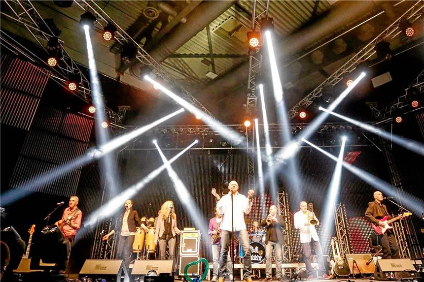Die Hits von Phil Collins in der Seestadthalle Die elfköpfige Band „Phil“ um Sänger Jürgen Mayer bringt am 20. April 2018 (Freitag) ab 20 Uhr die großen Hits des englischen Weltstars Phil Collins und seiner Band Genesis auf die Bühne der Seestadthalle.