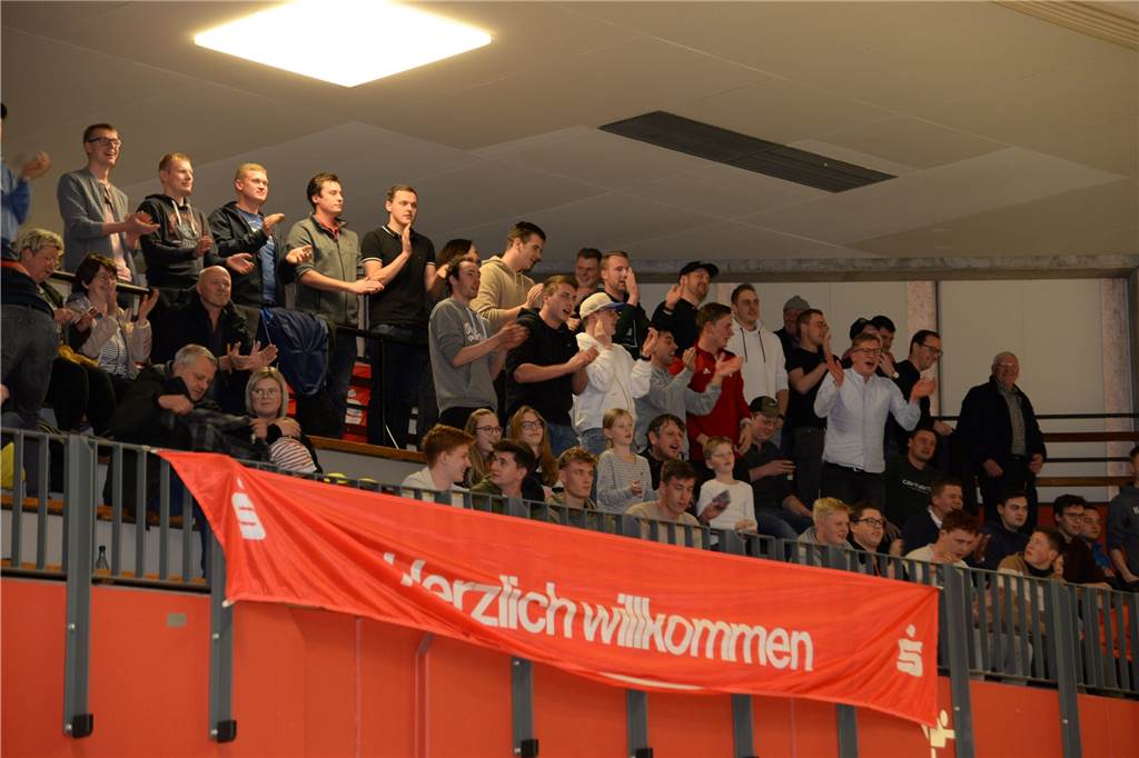 Überraschung im Finale: Außenseiter besiegt Oberligist Die Ellewicker Fans sparten nicht mit Beifall.