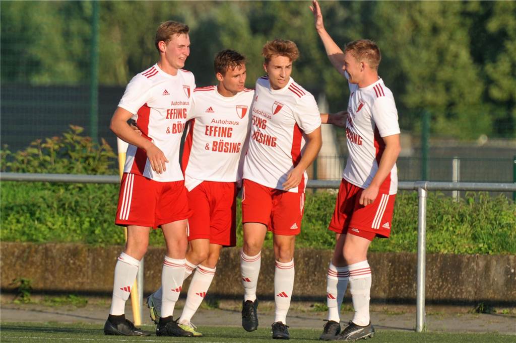Legden und Ellewick bestreiten erstes Topspiel: ASV mit Fanbus ins Dahliendorfstadion Die Ellewicker Offensivabteilung um Silas Hakvoort (2.v.l.) und Simon Krandick (2.v.r.) hat bereits 21 Treffer fabriziert.