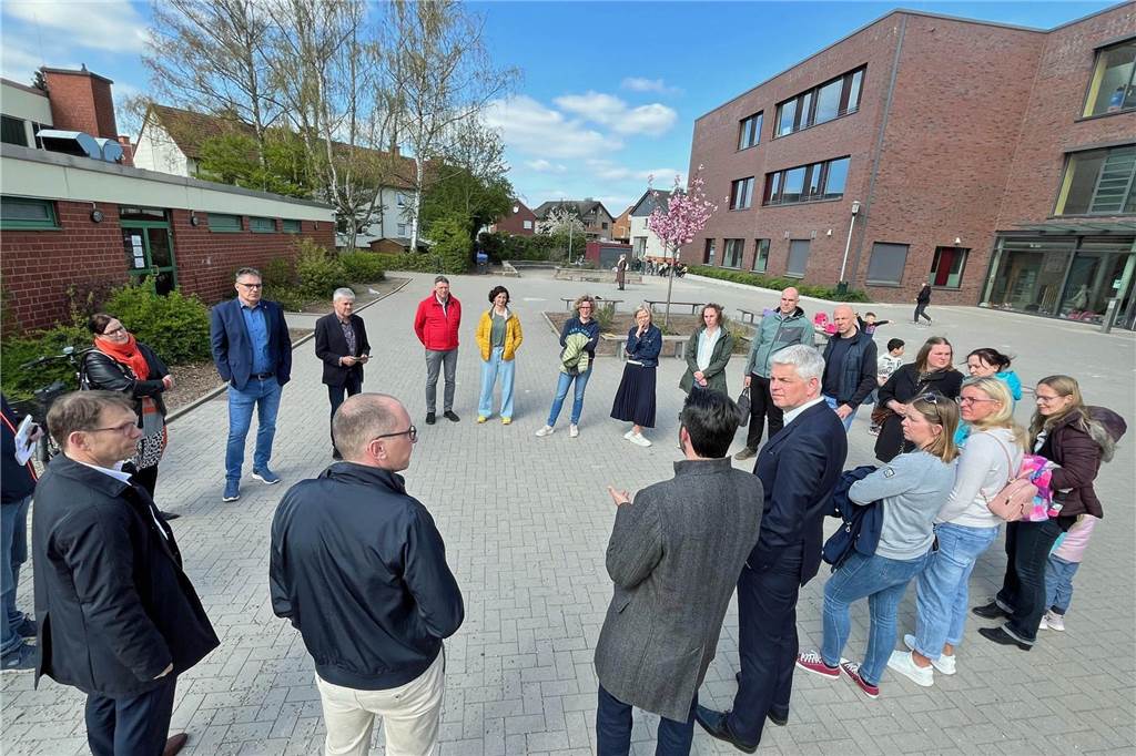 Die Eltern der Wiehagenschüler sind verunsichert, was die Erweiterung der Grundschule angeht. Deshalb traf man sich am Donnerstag, 10. April 2025, in großer Runde.