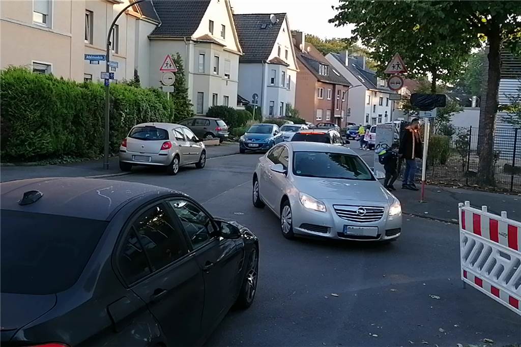 Rücksichtslose Eltern gefährden eigene Kinder an Dortmunder Grundschule Die Eltern parken, wie es gerade gefällt: gegen den Verkehr, halb auf der Kreuzung oder im Halteverbot.