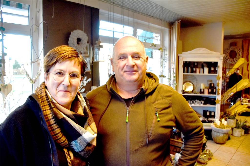 Blumen Suddendorf schließt: Blumenhandel endet nach 55 Jahren Die Eltern von Bernd Suddendorf hatten das Geschäft 1967 gegründet. 1994 übernahm er den Betrieb mit seiner Frau Karin. Den Bereich Floristik schließt das Paar zu Weihnachten. Der Bereich Garten- und Landschaftsbau und auch die Friedhofspflege läuft weiter.