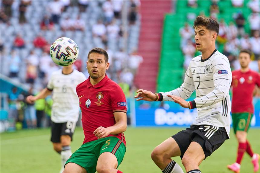 Wilde EM für BVB-Star Guerreiro: Tor, Eigentor und jetzt gegen die Heimat Die EM war für BVB-Profi Raphael Guerreiro bislang ein Auf und Ab.