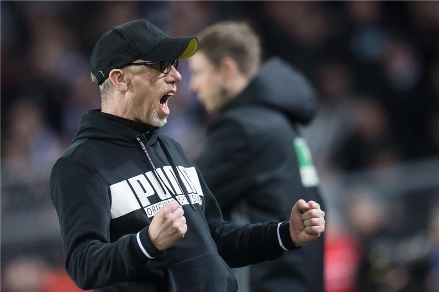 Die Emotionen müssen raus! Peter Stöger bejubelt den 3:2-Sieg gegen Frankfurt.
