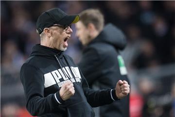 Die Emotionen müssen raus! Peter Stöger bejubelt den 3:2-Sieg gegen Frankfurt.