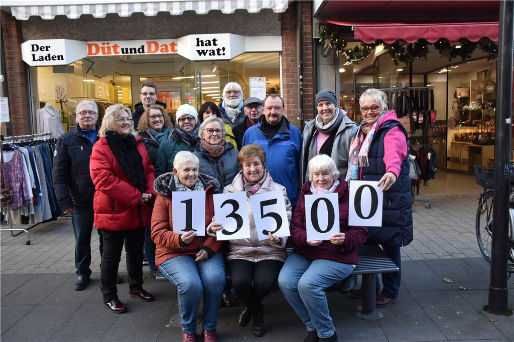 Düt und Dat e.V. übergibt Spenden für guten Zweck und sucht Lagermöglichkeiten Die Empfänger der verschiedenen Vereine und Organisationen freuten sich über die 13.500 Euro, die der „Düt und Dat e.V.“ gesammelt hat.