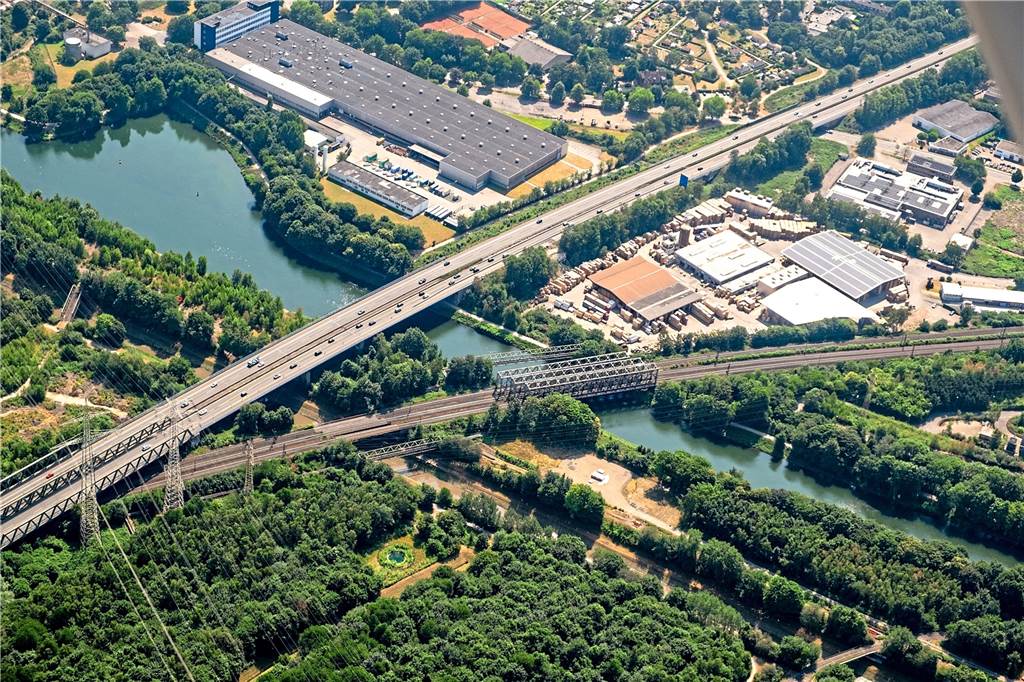 Teilsperrung der A43: Das bedeutet der Brücken-K.o. am Rhein-Herne-Kanal Die Emschertalbrücke, über die die A43 verläuft, muss eingehend untersucht und vermutlich früher als geplant neu gebaut werden. Sie ist über 400 Meter lang und überquert die Bahn, den Rhein-Herne-Kanal und die Emscher.
