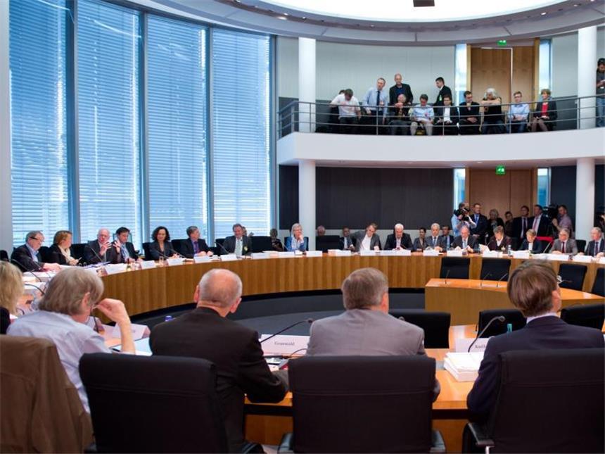 Endlager könnte in jedem Bundesland entstehen Die Endlagerkommission wurde im April 2014 eingesetzt und hätte ursprünglich schon Ende 2015 mit ihrer Arbeit fertig sein sollen. Foto: Bernd von Jutrczenka/Archiv