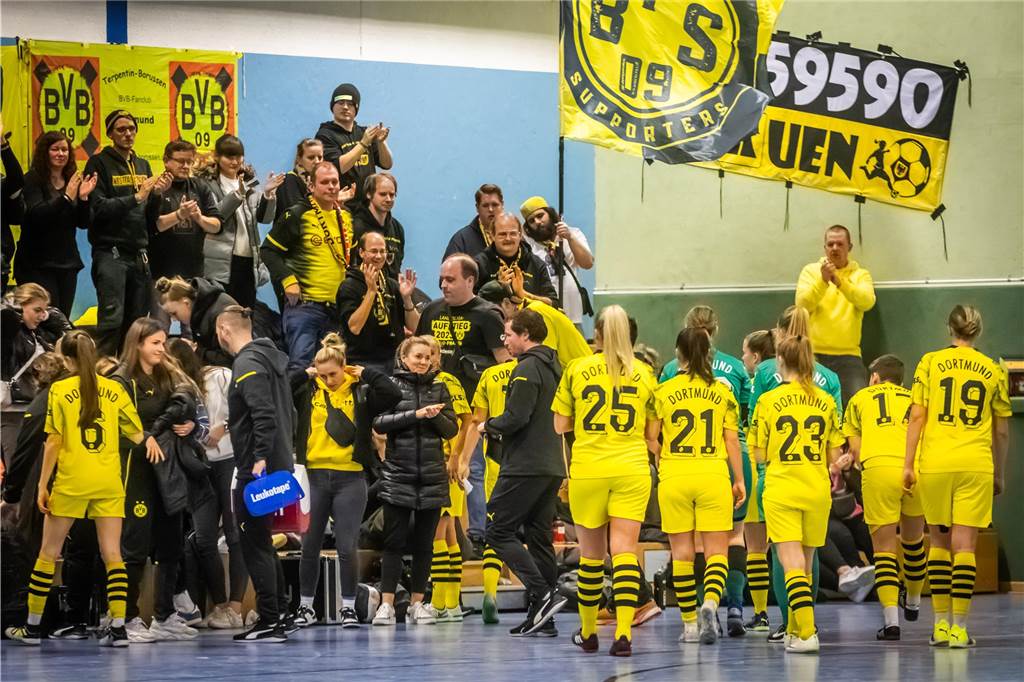 Die BVB-Spielerinnen und ihre Fans bei der Vorrunde der Frauen-HSM.
