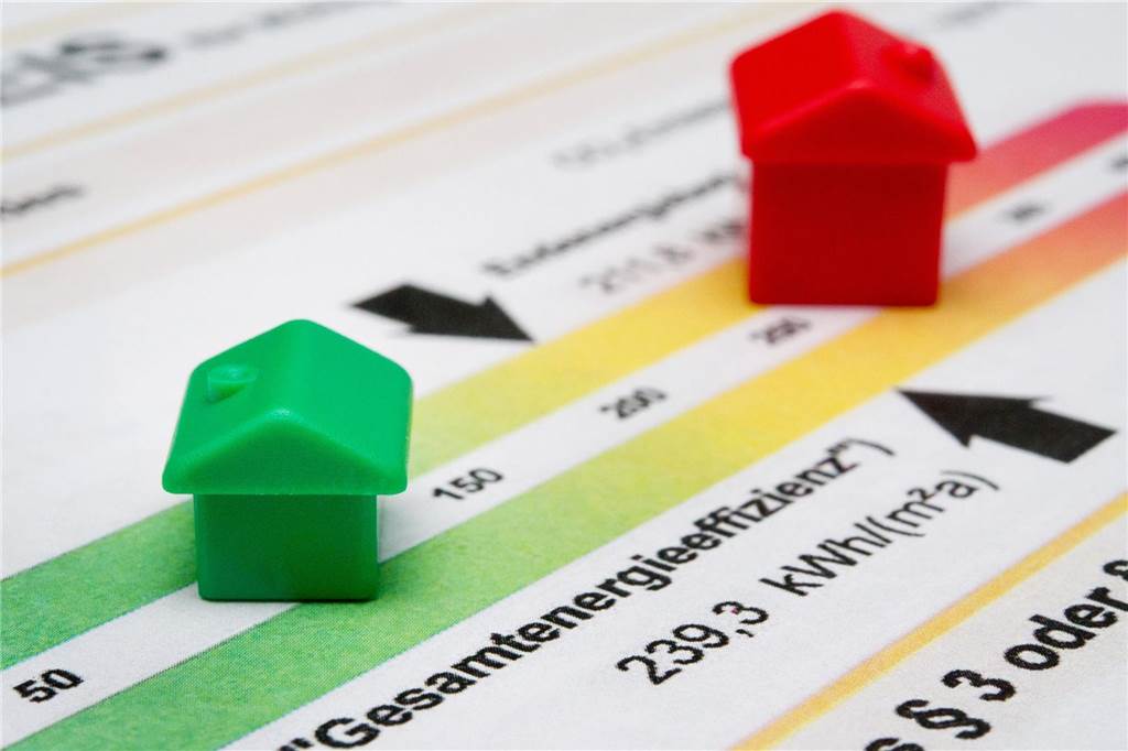 Effizienteste Häuser in Herten auf dem Markt: Drei Euro pro Quadratmeter Zwei Monopoly-Häuser stehen auf einem Energieausweis.