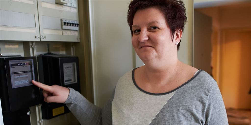 Kräftiger Preissprung: Strom und Gas werden in Dortmund deutlich teurer Die Strompreis-Debatte existiert schon lange - unser Archivbild stammt aus dem Jahr 2013 und zeigt Sylvia Brahm aus Essen anlässlich einer Geschichte zur damaligen Debatte über eine Strompreisbremse. Momentan ist das Thema aktueller denn je.