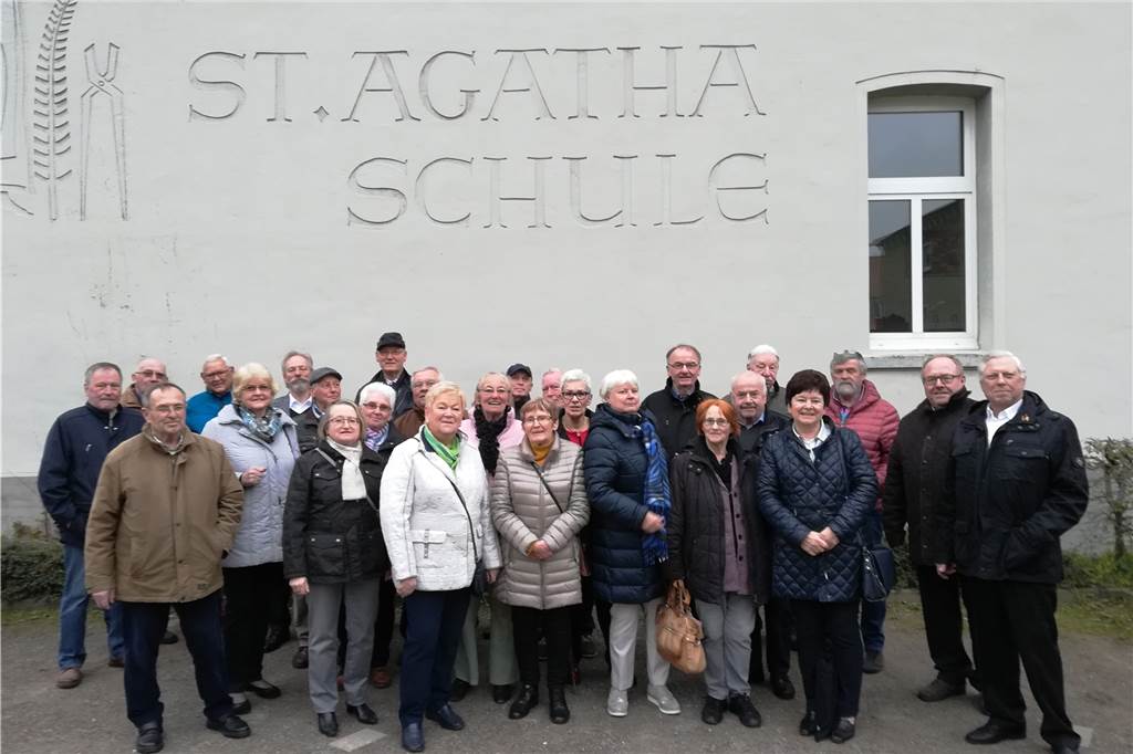 Die enge Bindung der Schüler an die Agathaschule zeigt dieses Bild von einem Klassentreffen im Jahr 2019. Schüler versammelten sich 65 Jahre nach ihrer Einschulung unter dem Schulemblem zum Foto.