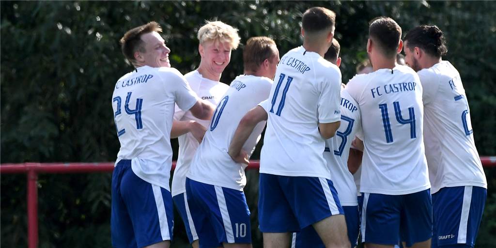 Kreisliga-B-Spieler begeistert beim Bezirksligisten FC Castrop-Rauxel - er kam rein zufällig Spieler des FC Castrop-Rauxel jubeln.