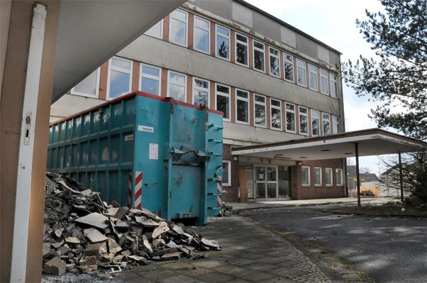 Abrissbagger rollt am Schwerter Rathaus II an Die Entkernungsarbeiten für den Abriss des ehemaligen Rathauses II an der Schützenstraße haben begonnen.