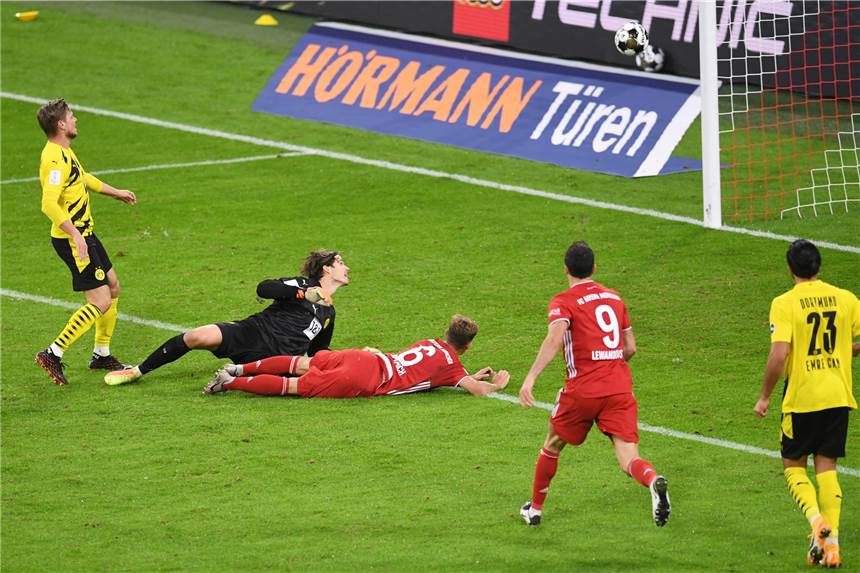 Delaney patzt, Kimmich artistisch: Später K.o. für den BVB im Supercup Die Entscheidung: Joshua Kimmich (M.) überwindet BVB-Torhüter Marwin Hitz artistisch.