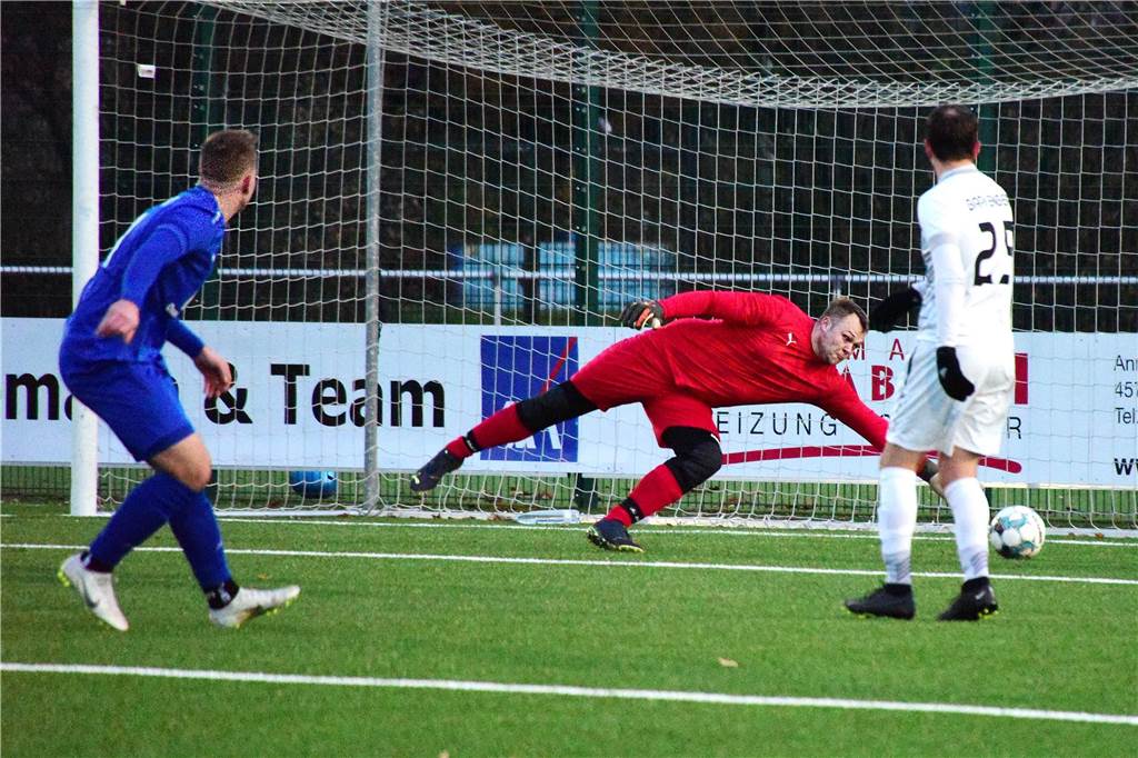 „Das hat mich ziemlich genervt“ Die Entscheidung: Lukas Wemhoff trifft zum 3:1 für den TuS Sythen gegen GW Barkenberg.