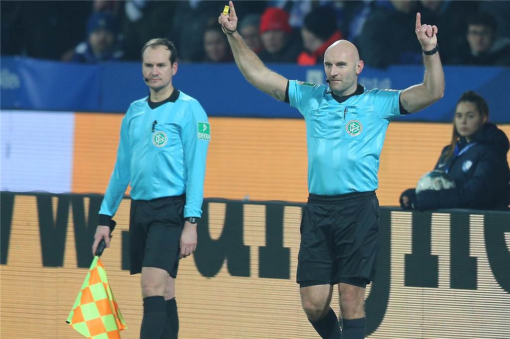 Reaktionen zu Videobeweis-Plänen im Amateurfußball: weltfremd, Spinnerei, Aprilscherz Die Entscheidung steht: Ein Schiedsrichter gibt nach einem Videobeweis einen Elfmeter - vielleicht bald auch im Amateurbereich.