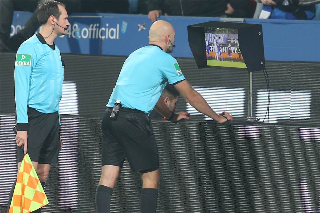 Chef der Castrop-Rauxeler Schiedsrichter wird mit dem Kreisliga-Videobeweis konfrontiert Die Entscheidung steht gleich: Ein Schiedsrichter gibt nach einem Videobeweis einen Elfmeter - vielleicht bald auch im Amateurbereich.