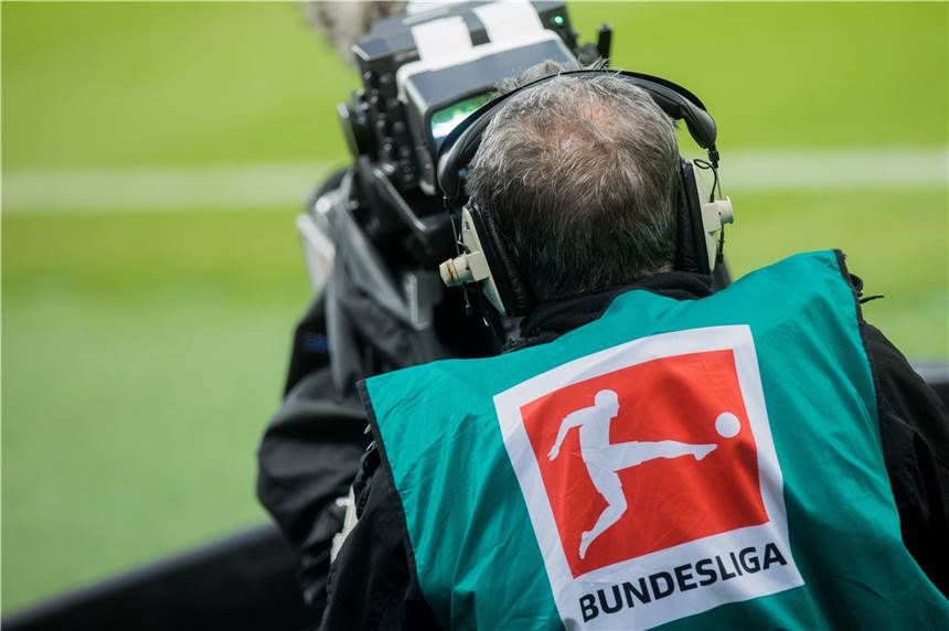 Poker um TV-Rechte: DFL in der Zwickmühle - Sky und DAZN unter Druck Die Entscheidung über die Vergabe der TV-Rechte für die Bundesliga soll im Sommer fallen.