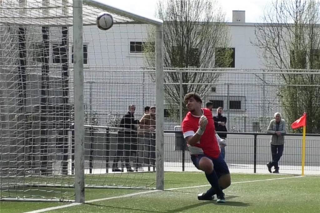 Krankenwageneinsatz beim SV Körne II: Spieler feiert überraschendes Comeback auf alter Position Ein Ball fliegt an Achraf Oughalmi vorbei ins Tor