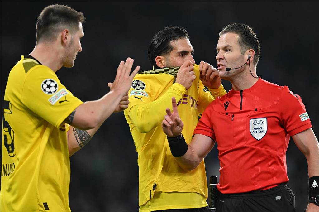 BVB-Sportdirektor Sebastian Kehl : „Die Handspiel-Thematik begleitet uns dauerhaft“ Niklas Süle und Emre Can diskutieren mit Schiedsrichter Danny Makkelie.