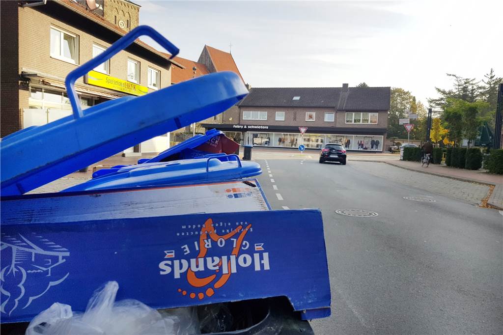 Bei Müll- und Wassergebühren können Bürger in Heek 2020 etliche Euros sparen Die Entsorgung des Papiermülls bleibt auch 2020 für die Bürger kostenlos. Und: Plastik gehört nicht, wie auf diesem Bild, in die blaune Tonne.