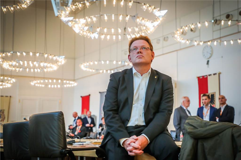 Westphal (SPD) siegt in der Stichwahl – und stimmt versöhnliche Töne an Die Enttäschung war spürbar: CDU-Kandidat Andreas Hollstein am Wahlabend im Rathaus.