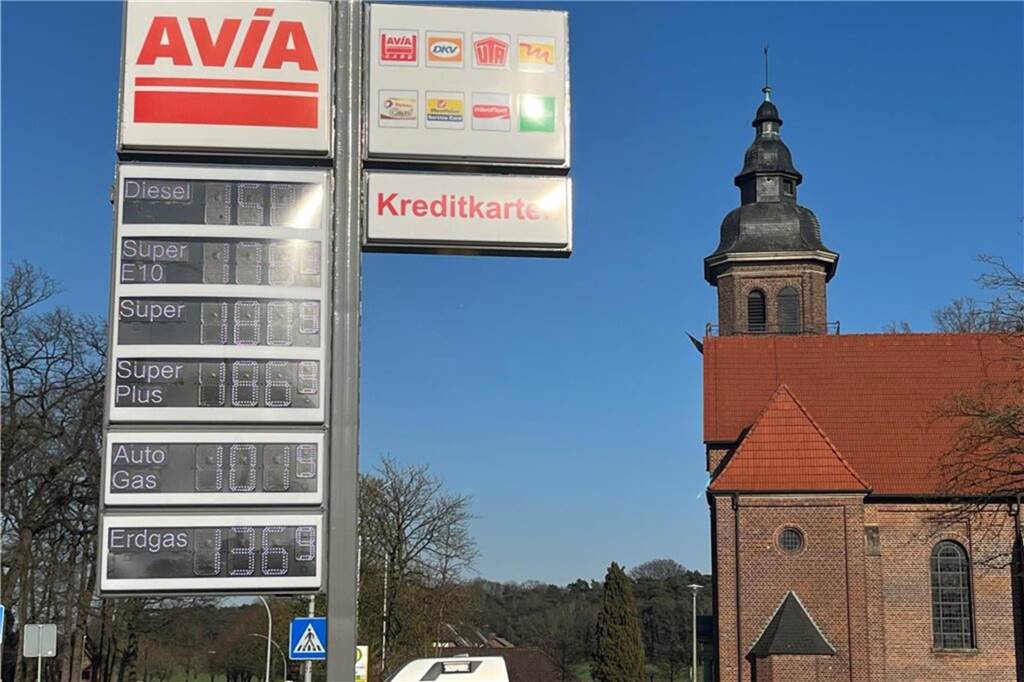 Erneuter Ärger um defekte Erdgas-Tankstelle in Lavesum Preisaushang einer Avia-Tankstelle bei strahlend blauem Himmel.