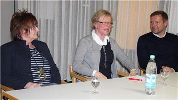 Die erfahrenen Flüchtlingshelferinnen aus Hamminkeln Roswitha Kellerson (l.) und Josefa Sonder berichteten von ihrer Arbeit und ihren Erfahrungen, sowie Bürgermeister Mike Rexforth,  der zum informativen Austausch, zu der kath. Frauengemeinschaft kam.