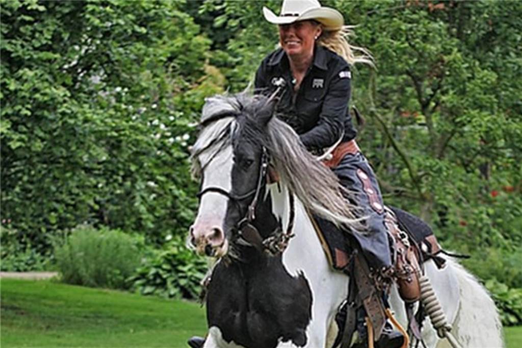 Auf dem Rücken der Pferde durchs Münsterland: Wanderritte für jedermann Elke Waning im Galopp auf einem Tinker.