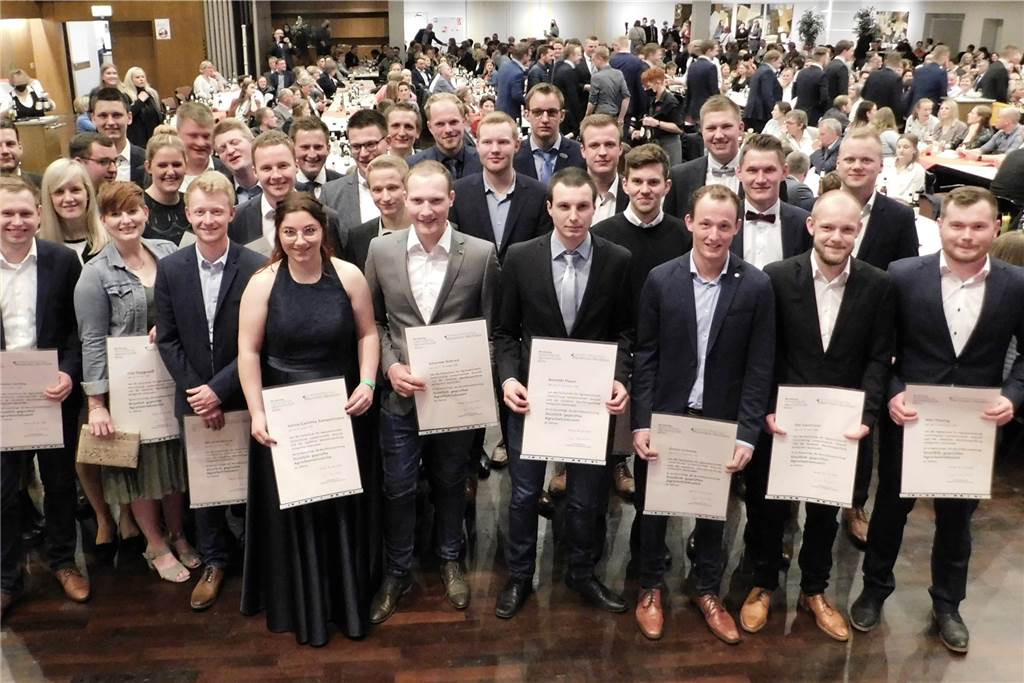 Fest der Landwirtschaft: Hendrik Wüst zeichnet auch Ahauser Landwirt aus Die erfolgreichen Agrarbetriebswirte aus dem Jahr 2020: Insgesamt wurden beim Fest der Landwirtschaft am Samstagabend 155 Landwirte und 91 staatlich geprüfte Agrarbetriebswirte geehrt.