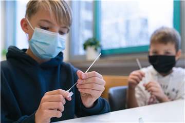 Die Ergebnisse der Pooltests kamen am Dienstag zu spät in den Raesfelder Grundschulen an. Deshalb machten alle Schüler einen Schnelltest. (Symbolbild)