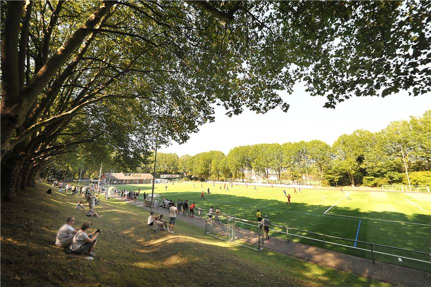 Castrop-Rauxel ist die falsche Stadt für Fußball-Highlights Die Erin-Kampfbahn hat keine echten Tribünen. Und ringsum ist sind die Parkmöglichkeiten suboptimal.